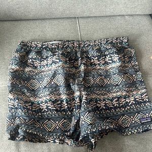Patagonia women’s 5 inch baggies! Size large